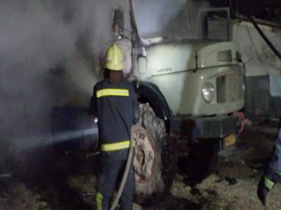 بی احتیاطی، تانکر حمل قیر را به آتش کشید