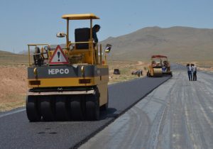 اجرای عملیات روکش حفاظتی آسفالت در آزاد راه قم- تهران