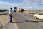 مردم و پلیس راه خراسان رضوی برای پر کردن چاله های جاده ای استان دست به بیل شدند