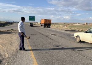 مردم و پلیس راه خراسان رضوی برای پر کردن چاله های جاده ای استان دست به بیل شدند