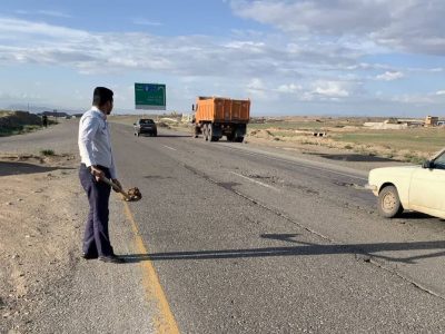 مردم و پلیس راه خراسان رضوی برای پر کردن چاله های جاده ای استان دست به بیل شدند