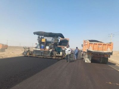 آسفالت ۲۳ کیلومتر پایانی بزرگراه زابل- زاهدان در دمای بالای ۵۰ درجه