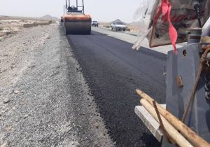 عملیات اجرایی آسفالت محور قلعه‌گنج – ریگان آغاز شد