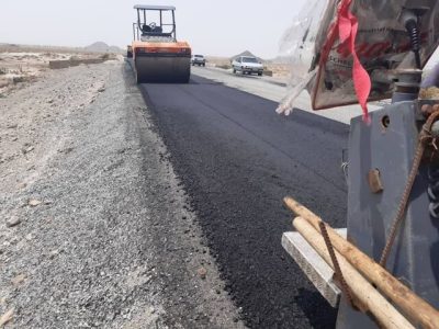 عملیات اجرایی آسفالت محور قلعه‌گنج – ریگان آغاز شد