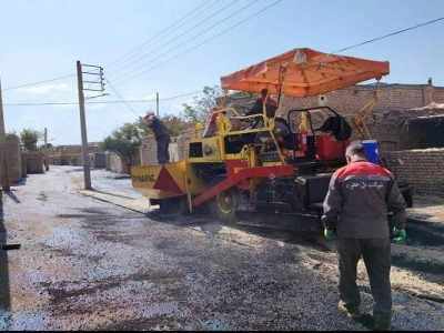 اجرای مرحله نخست آسفالت محلات اسحاق‌آباد با حمایت ستاد بازآفرینی زبرخان در استان خراسان رضوی