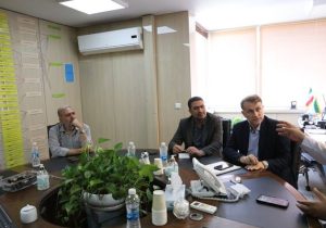 پیگیری راهکارهای افزایش سهمیه قیر تهاتری و رفع موانع جذب آن در کارخانه آسفالت اسفراین